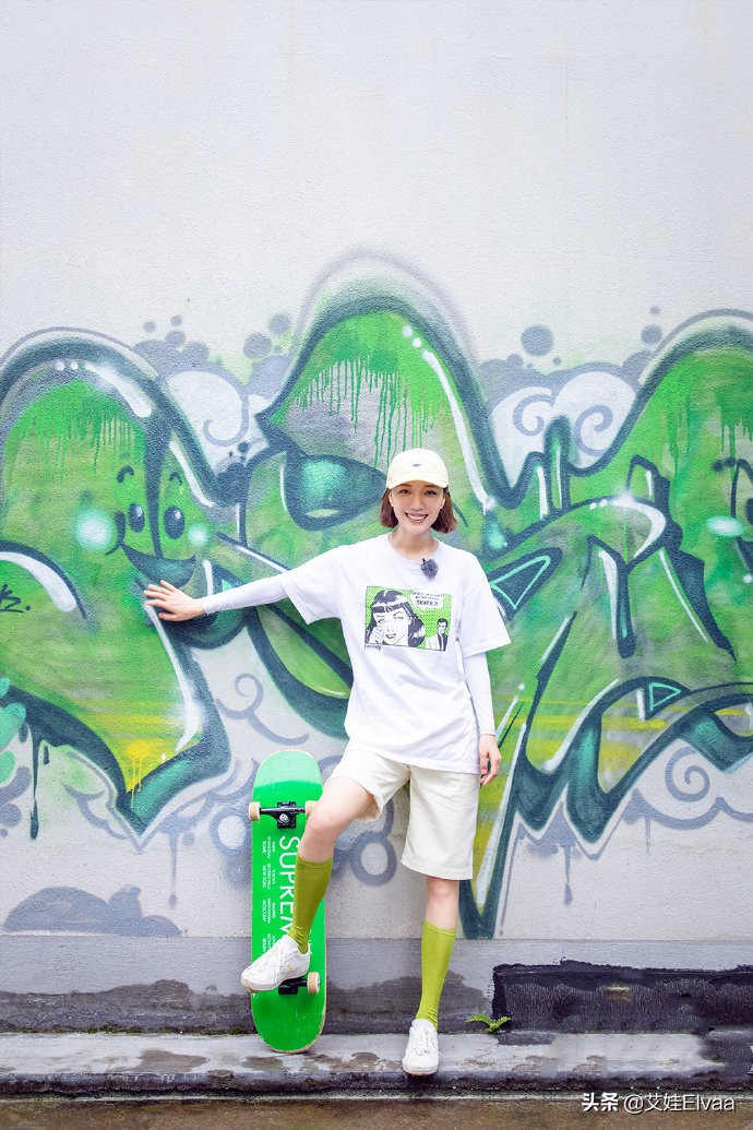 王珞丹一身俏皮装扮,王珞丹减龄装扮图片