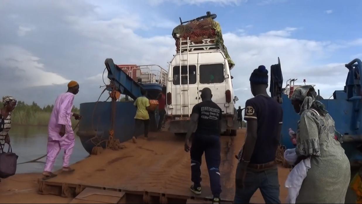 非洲小哥淘来法国二手车开出租，280公里只要47元，但要开12小时