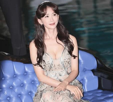 44岁林志玲真拼命40码大脚像男人硬挤36码鞋挤飞脚趾还带微笑