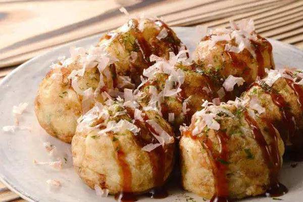 街头风味小吃；美味可口的章鱼小丸子，一口一个