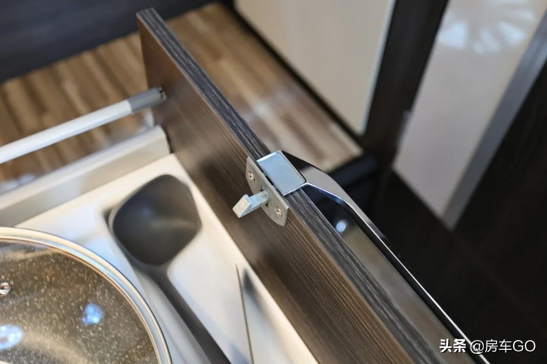 这台房车有5种充电方式，车内电器语音控制，卫生间也是干湿分离