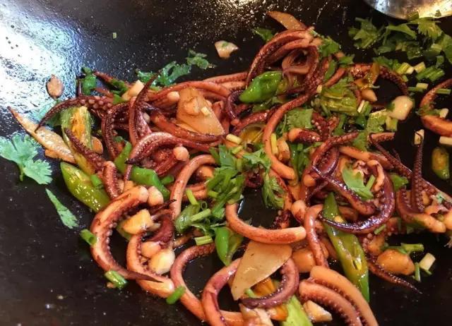 怎么把鱿鱼做得很好还会动,鱿鱼怎么炒又脆又嫩