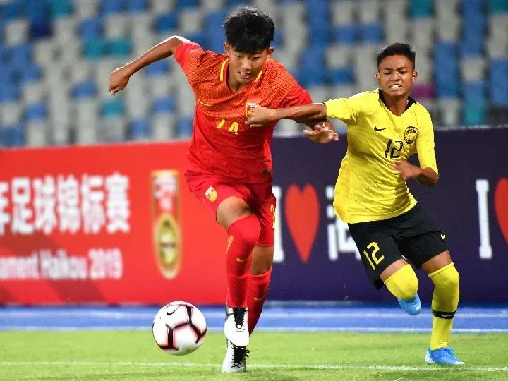 本该严肃的场合经常忍不住笑,本来是严肃的事情结果变成了笑料