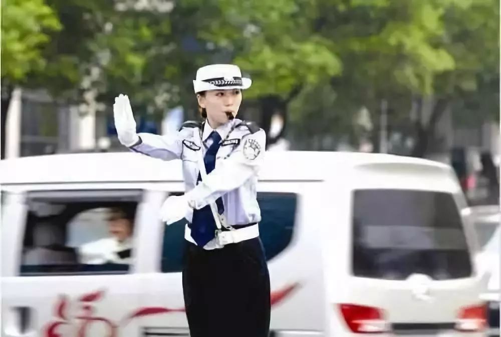 交通警察指挥手势微知识,交通警察手势指挥示意图说明