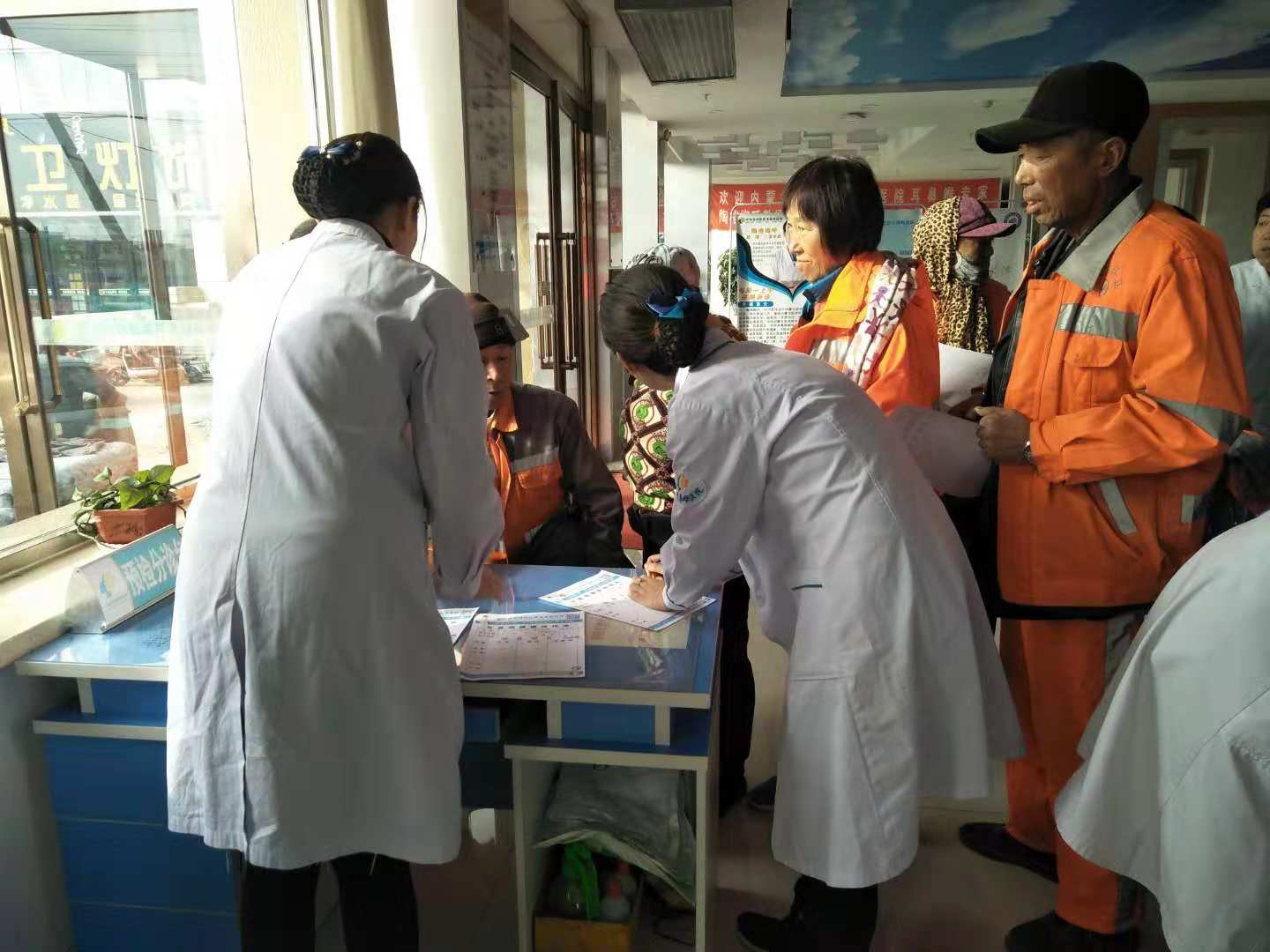 回民区环卫局联合凯霖耳鼻喉医院为环卫工人免费做健康检查