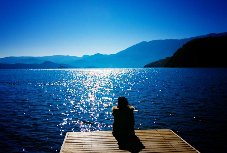 女孩的凌乱温馨房间,女孩子的房间凌乱图片