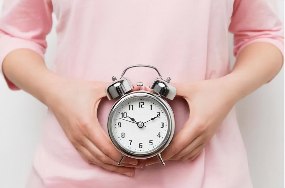 来例假忽然间涌出血块,女人来例假为什么有血块