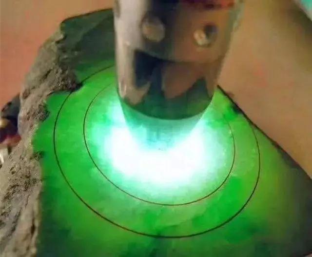 缅甸莫湾基翡翠手镯特点,缅甸大马坎翡翠原石特点及价格