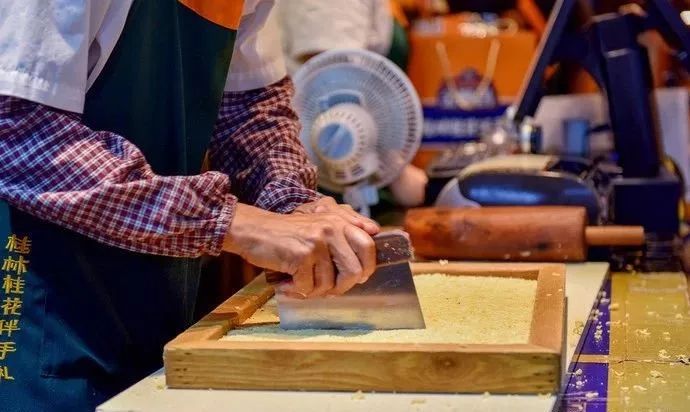 这几条美食街才是人气最旺的地方,最值得去的10条美食街