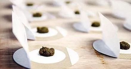 贴天灸后出现红肿、水疱，伴瘙痒、灼痛怎么办？