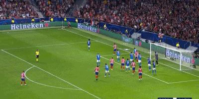 C罗疯狂表演：第94分钟单挑6人险绝杀！霸气手势回击满场嘘声