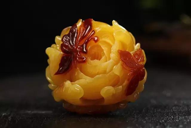 蜜蜡打灯后密密麻麻的小黑点,蜜蜡为什么有血丝纹