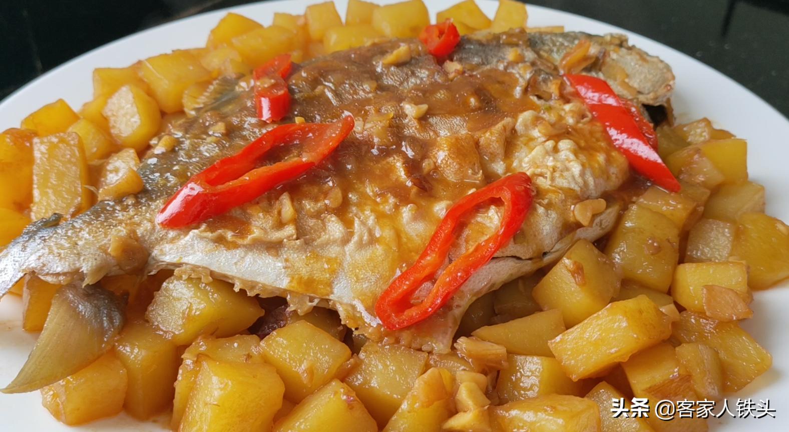 土豆和鸡肉鱼肉鸭肉一起炒,鱼肉土豆国色天香的做法