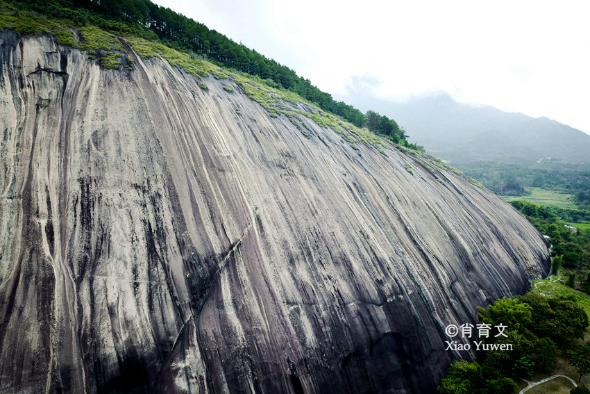 广东肇庆有块大斑石，有80个足球场大小，被誉为天下第一石