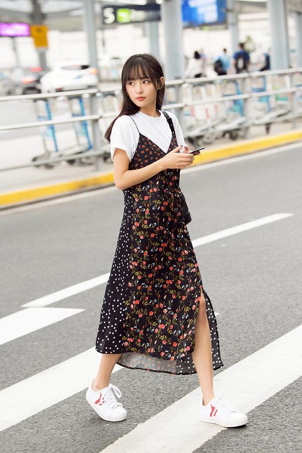 女人短袖搭休闲裙宽松时尚又减龄,吊带裙减龄显瘦洋气上档次