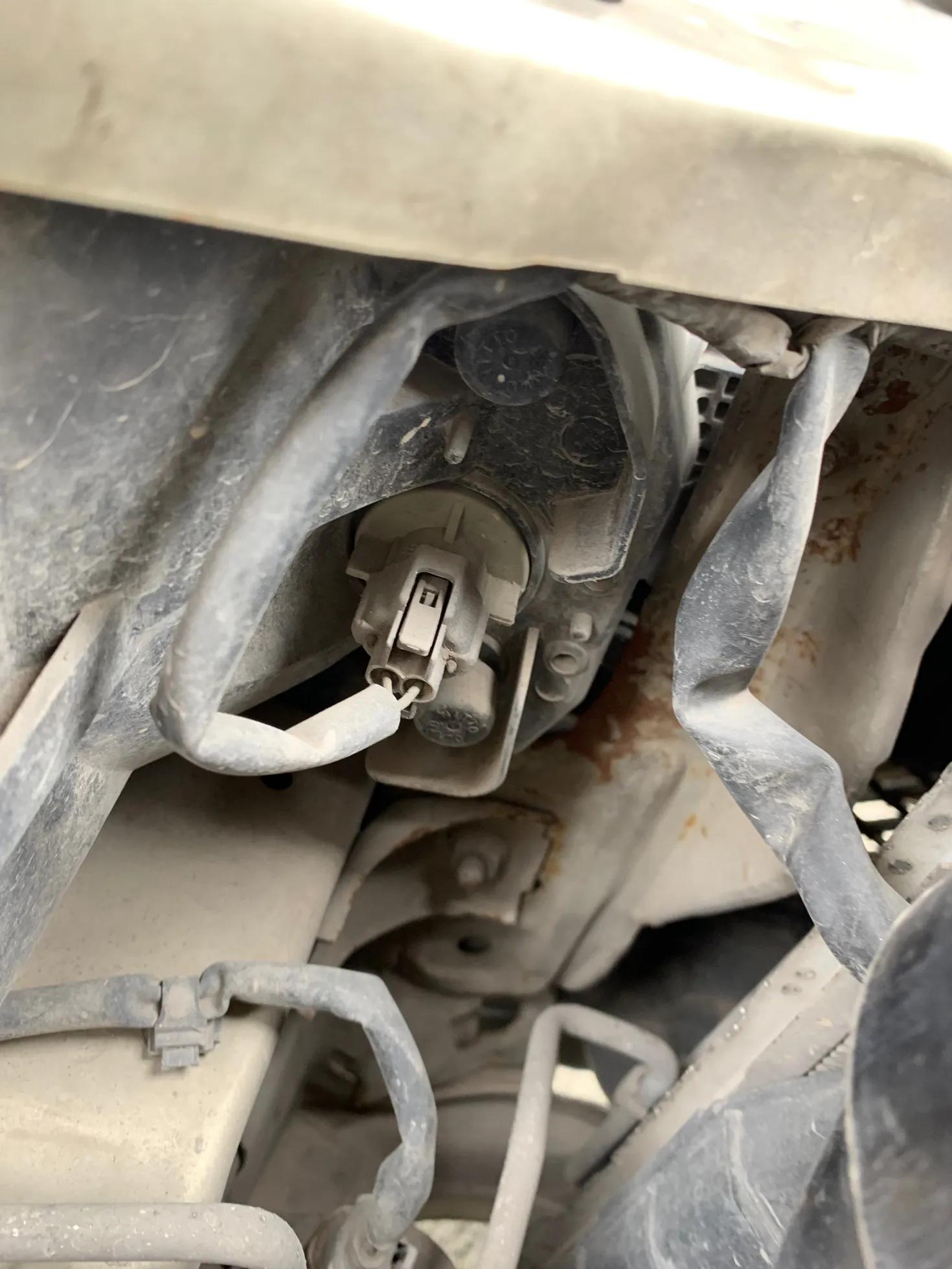 马自达323经典老车,买新车马自达3划算吗