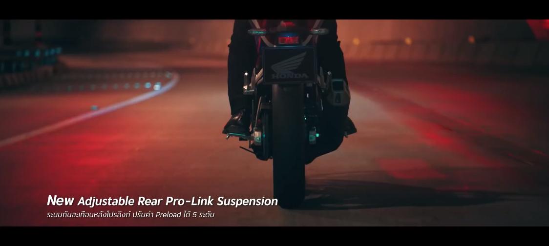 本田19款CBR150R泰国上市，1.95万，这海报做的像1000排量的！