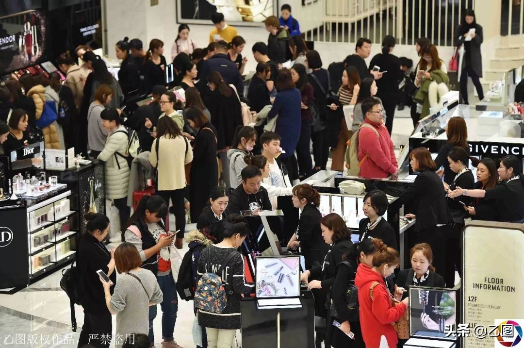 韩国免税店抢购中国游客排队,韩国免税店被中国代购包场