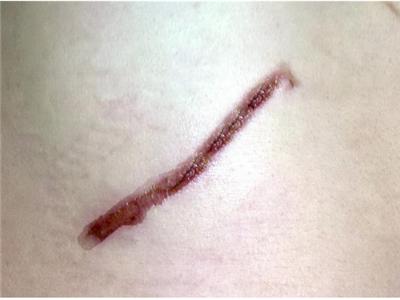 漂亮女孩跌倒,漂亮女孩从椅子上摔倒了