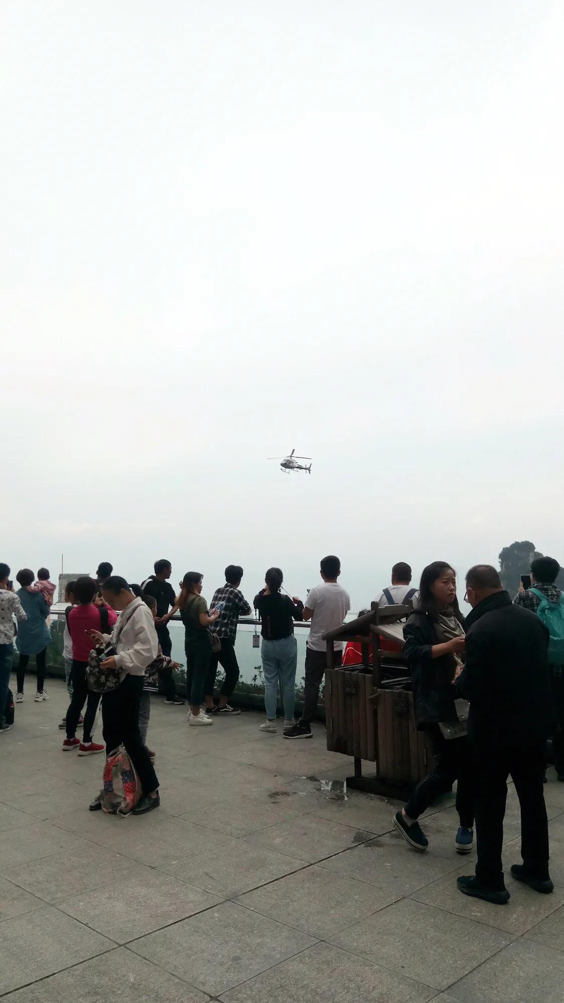 张家界天门山悬崖峭壁的视频,张家界天门山山峰险峻风景秀美