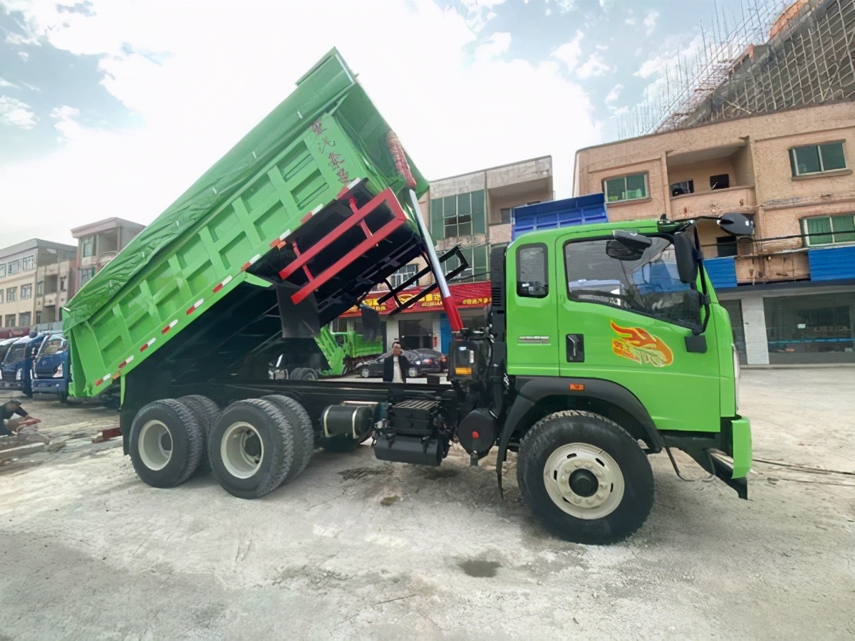 装15吨货合规不超载，重汽豪曼6x4小三轴自卸车值得期待