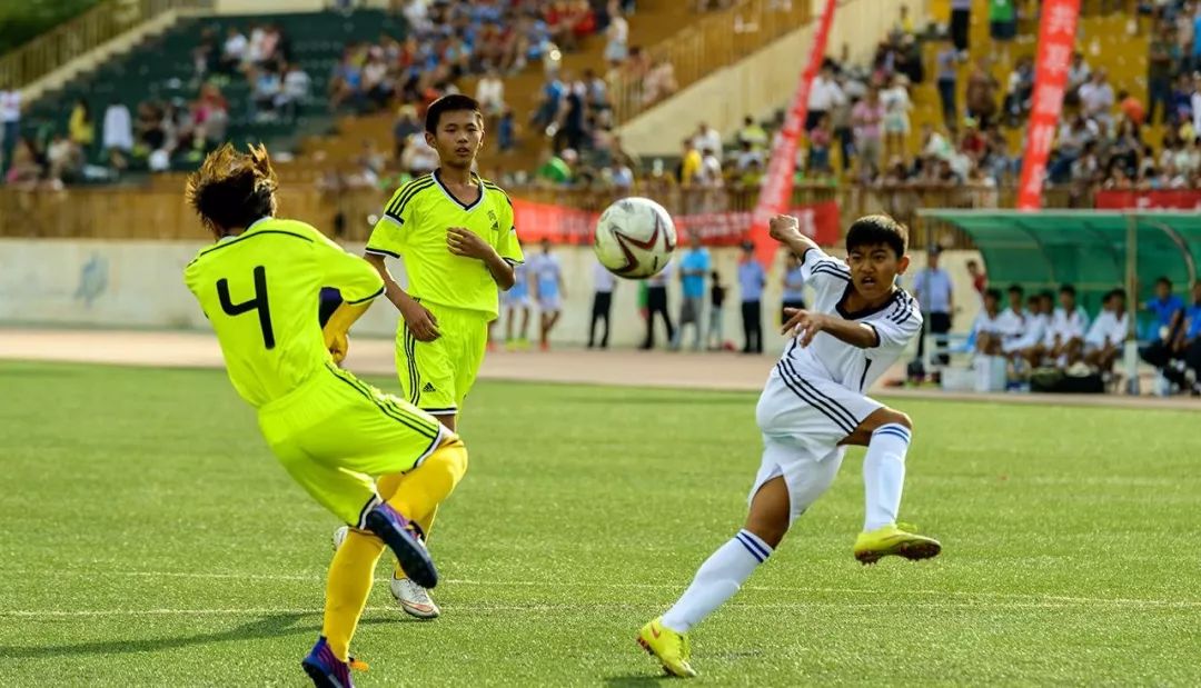 足球场上努力的孩子最光荣,感谢足球教练为孩子辛苦付出的话