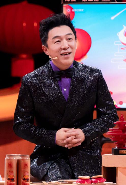 成龙亮相山东春晚,与黄渤相见欢,冯提莫红裙惊艳人气颇高