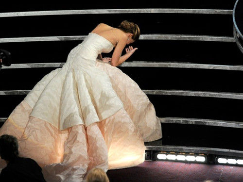 22岁成奥斯卡影后，邓紫棋唱主题曲，金主倒台的詹妮弗劳伦斯受嘲