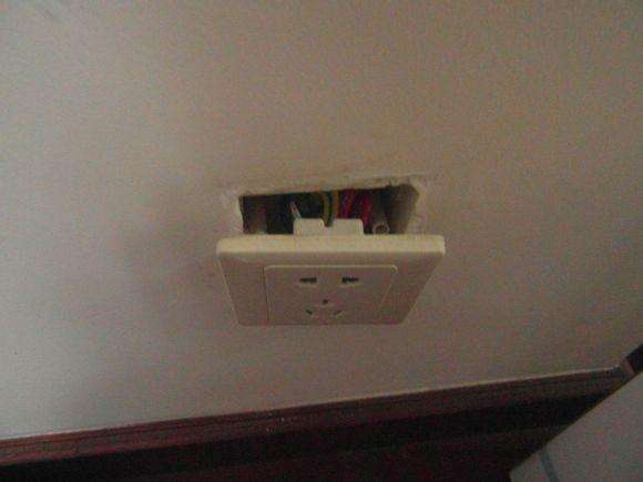 墙壁松动插座固定不住怎么办,墙上插座松了怎么固定