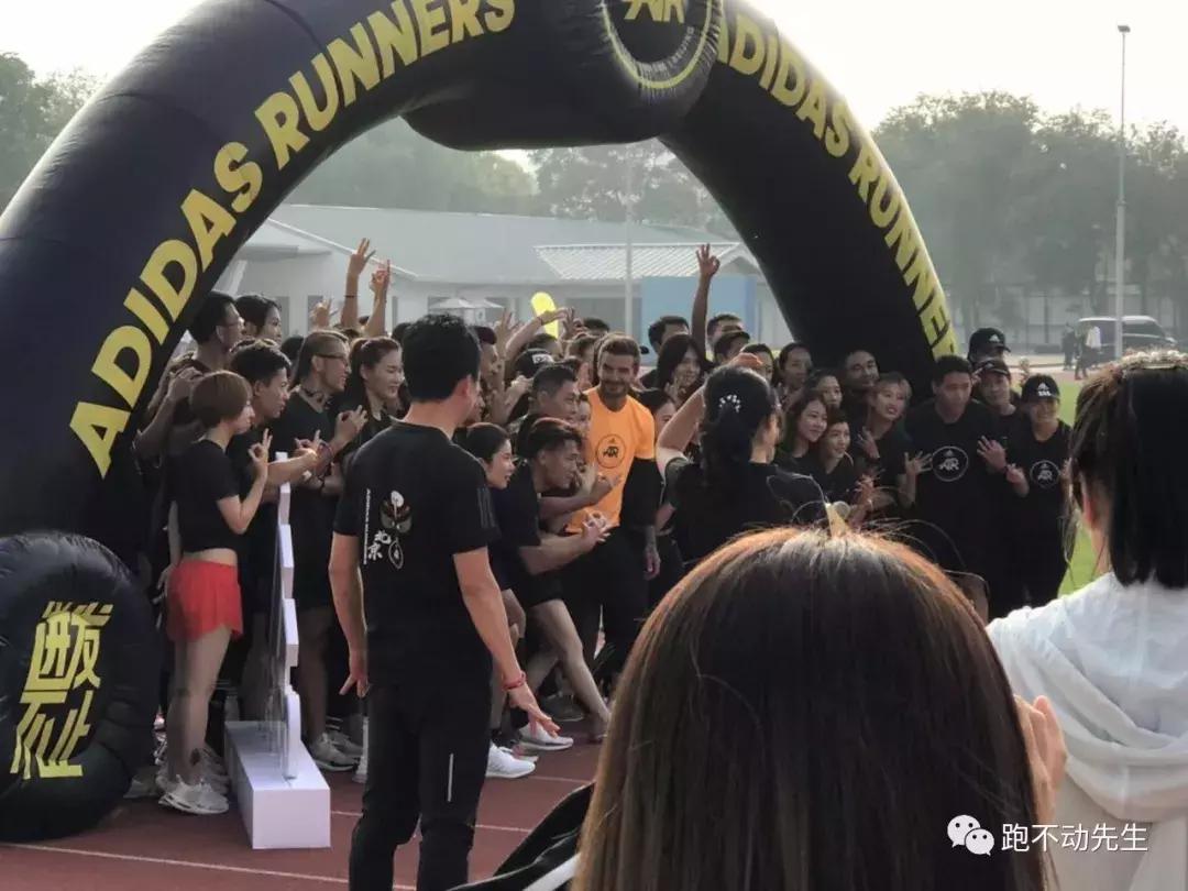 和贝克汉姆在球场上正面交锋,和贝克汉姆踢球是什么体验