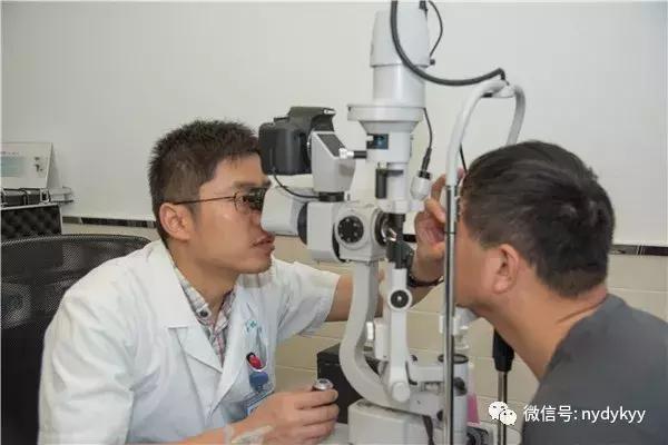 左眼失明且瞳孔变灰了,眼睛进沙子导致失明