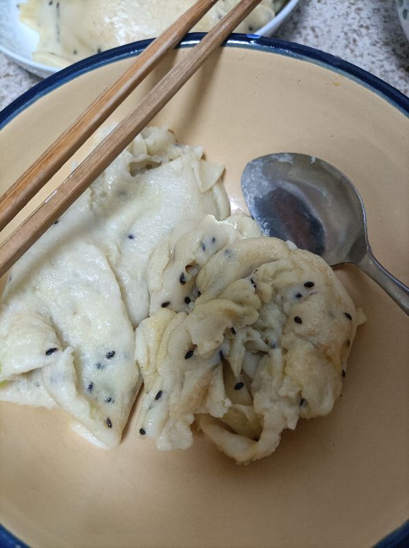 鸡蛋饼怎样做才好吃呢，这样的鸡蛋饼还能吃吗？