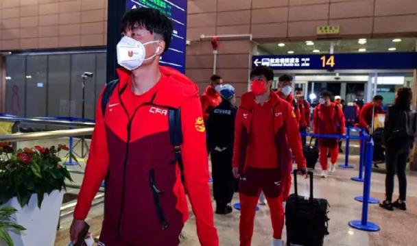 中国足球下一场比赛在哪里,中国足球球迷万人空巷