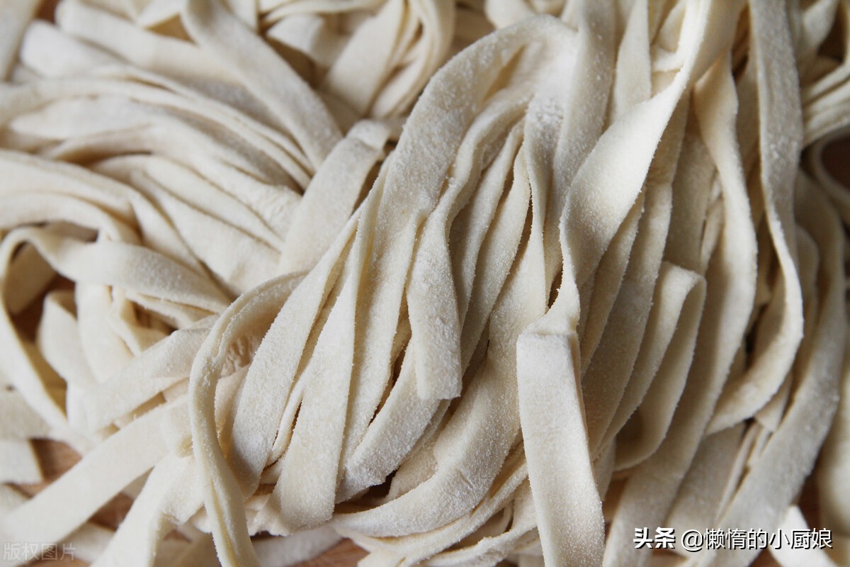 面条要劲道诀窍,油泼面面条怎么和面更劲道