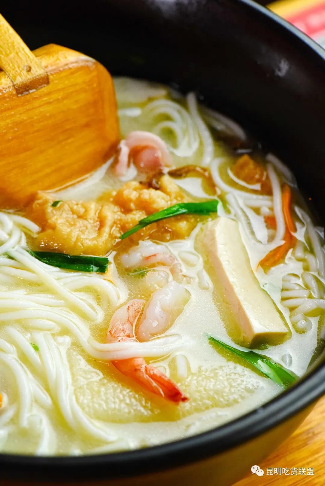 昆明老街附近哪家过桥米线好吃,昆明过桥米线百年老店哪家最正宗