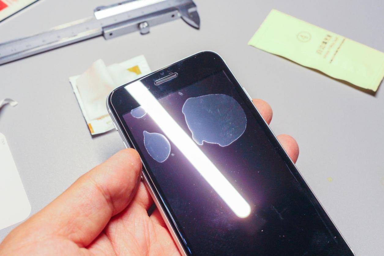 苹果se2代钢化膜推荐,iphonese2超窄边钢化膜