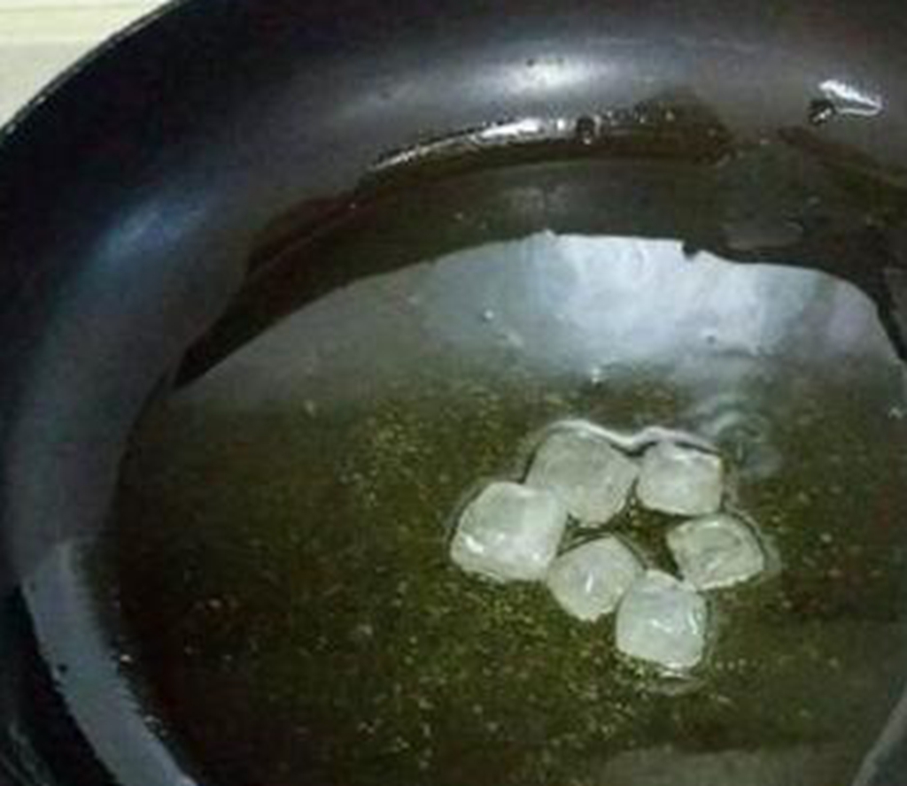 冰糖放油锅里为什么会炸,炒糖色是热油下冰糖还是冷油