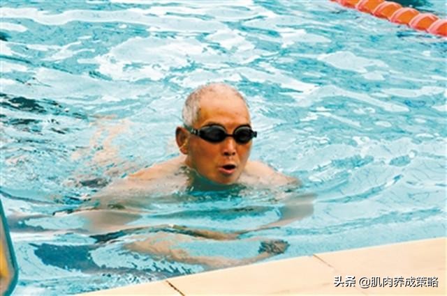 有腰肌劳损的人能够游泳吗？别担心，放心的畅游吧