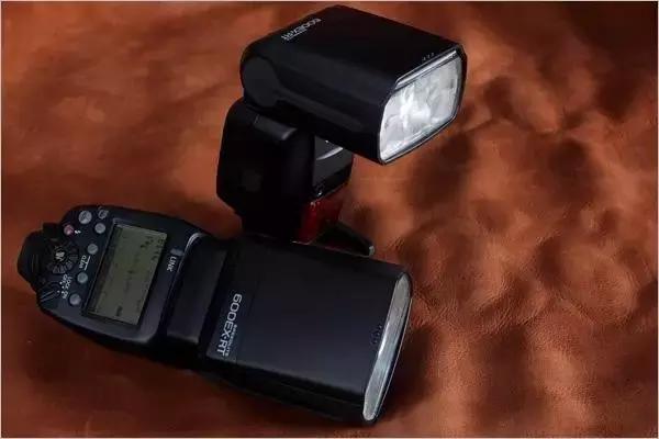 几百块的闪光灯和原厂有什么区别,几百块钱的镜片相差大吗