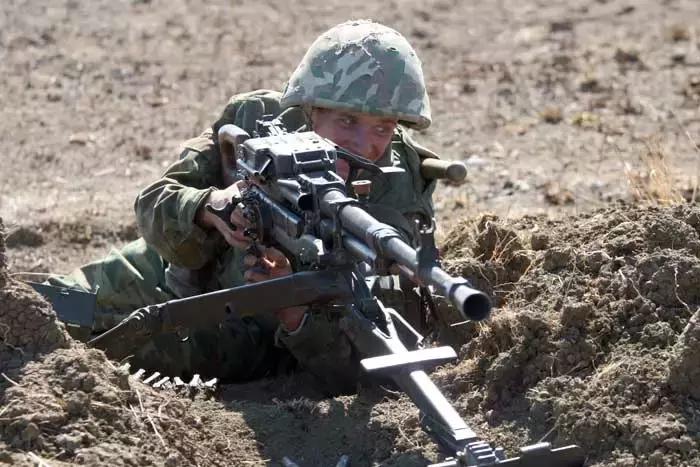 重机枪穿甲弹打穿装甲车,12.7毫米重机枪打装甲车