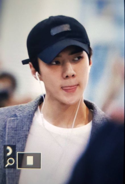 吴世勋素颜被拍,吴世勋首尔飞马尼拉机场