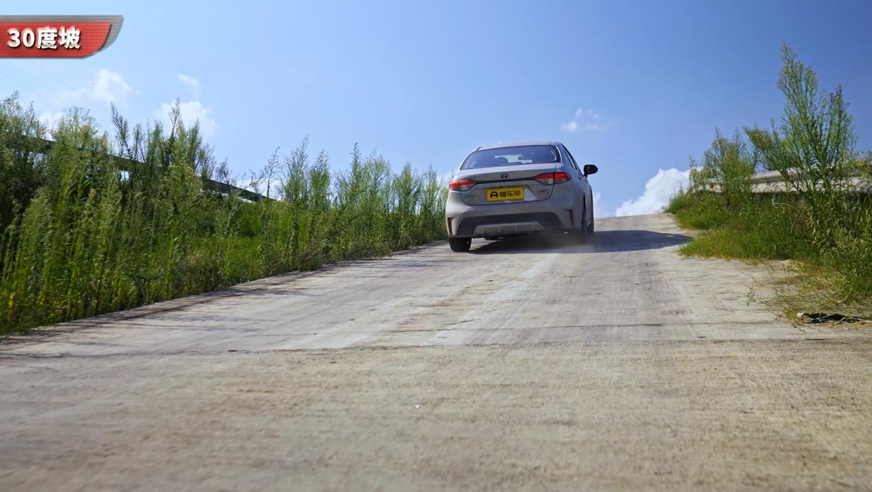 丰田双擎混动开不坏,2022丰田雷凌双擎1.8he-cvt进取版