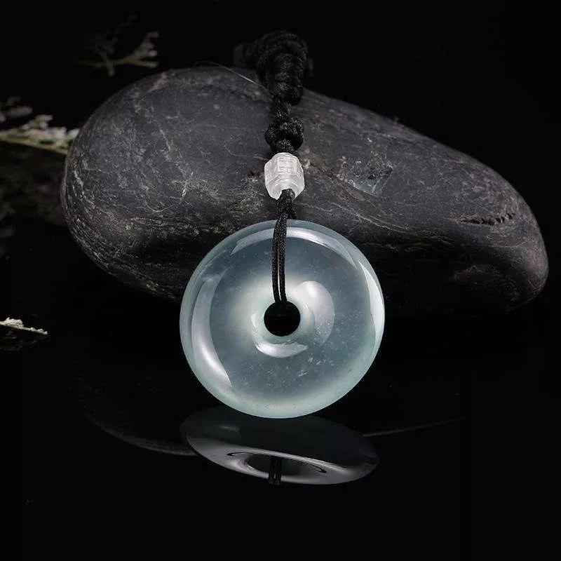 翡翠车挂件的寓意,翡翠蝙蝠挂件寓意