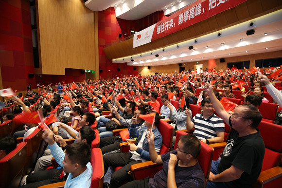 大学观看国庆70周年阅兵仪式,上海高校阅兵感受