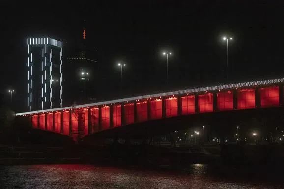 #塞尔维亚神编辑#冲上热搜！“铁板朋友来了！”网友：有点香