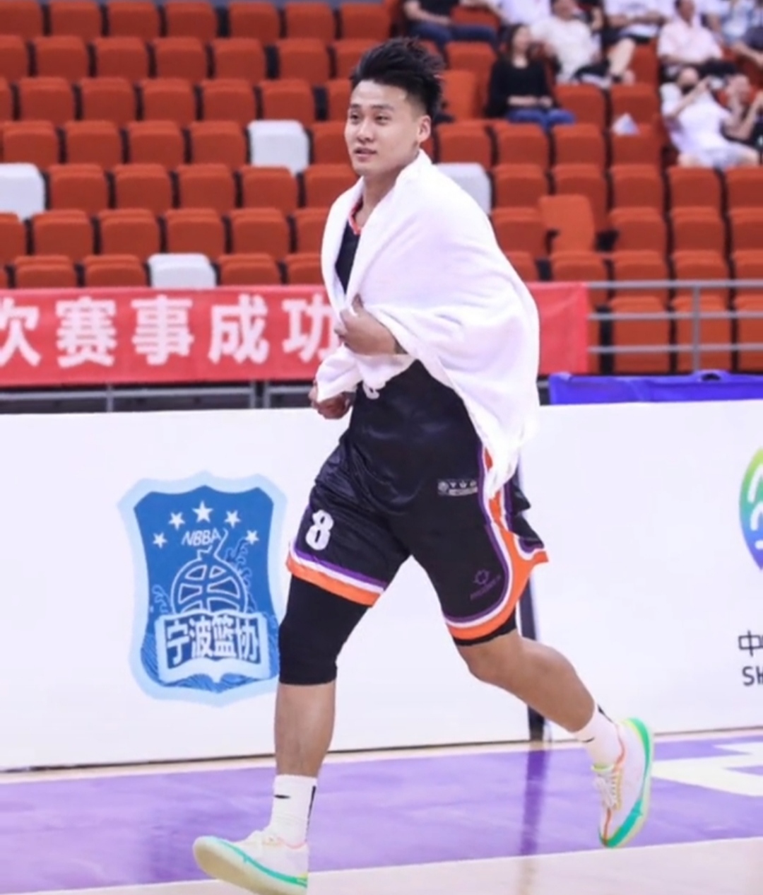 2023全明星胡明轩上脚球鞋,cba球员胡明轩上脚球鞋