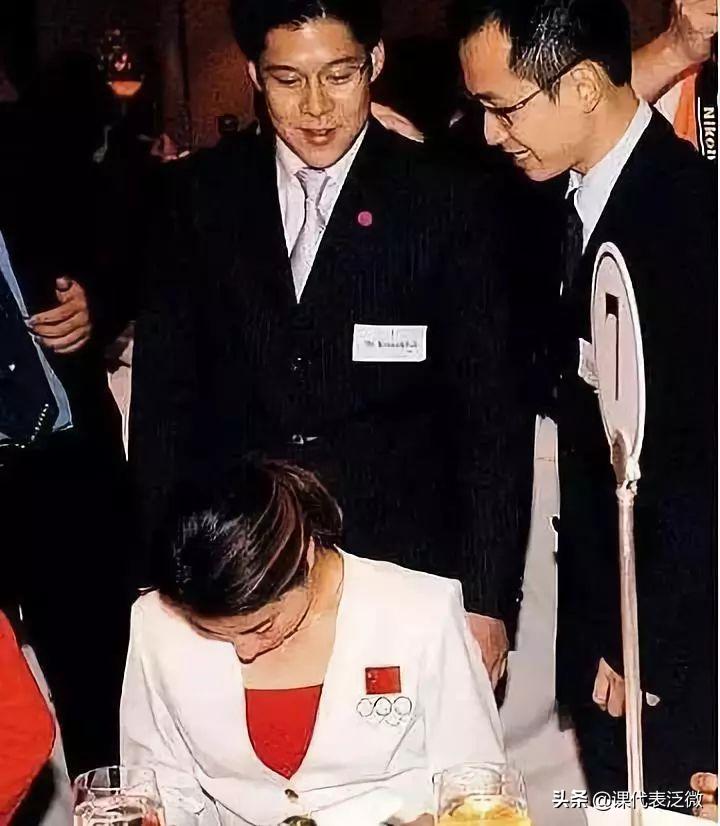 郭晶晶背着爱马仕的包,郭晶晶拎13万的爱马仕