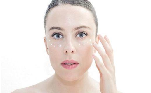 水乳霜精华液眼霜正确使用方法,丸美小红笔眼霜的正确使用方法