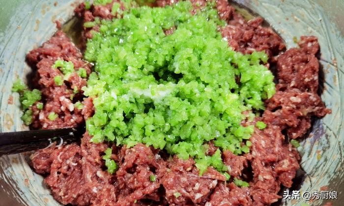 牛肉饺子馅怎么调容易软烂,调牛肉饺子馅做法