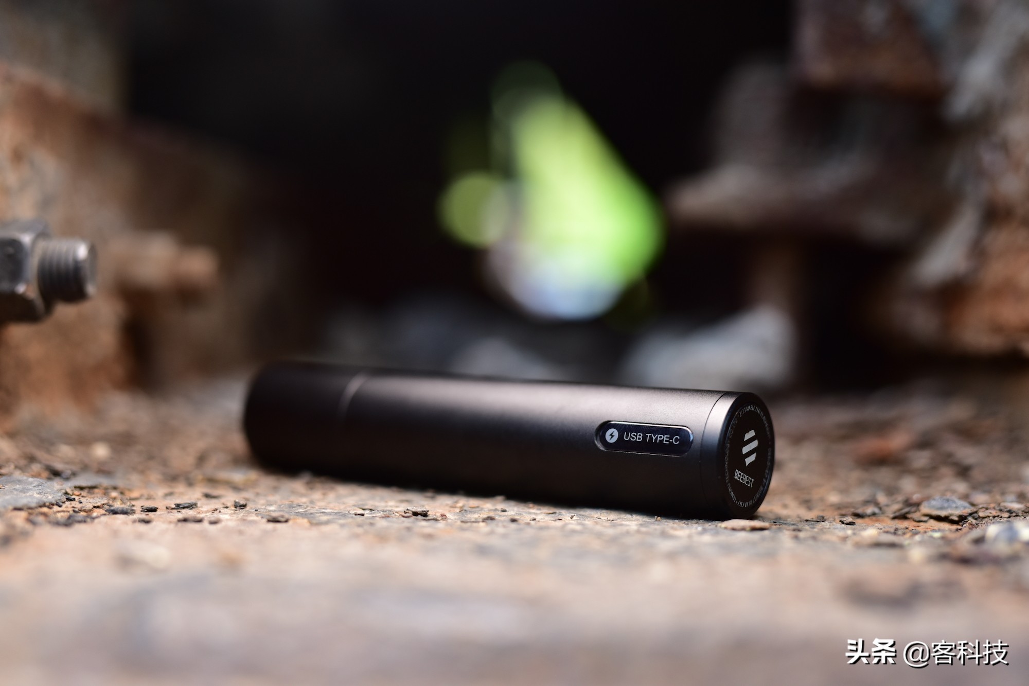 极蜂强光手电使用视频,超强光手电射程一万米推荐